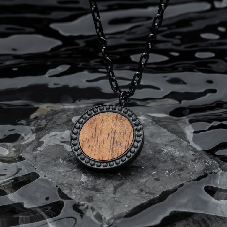 Collar "Collar Interplay" con colgante redondo de madera de koa con borde de metal con cuentas grises.