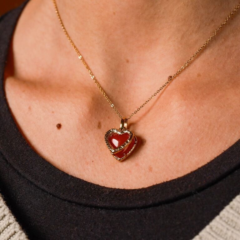 Collier "Collier Amorance" avec un pendentif en forme de c&oelig;ur, orn&eacute; de calc&eacute;doine et d'or pour un look &eacute;l&eacute;gant et sophistiqu&eacute;.