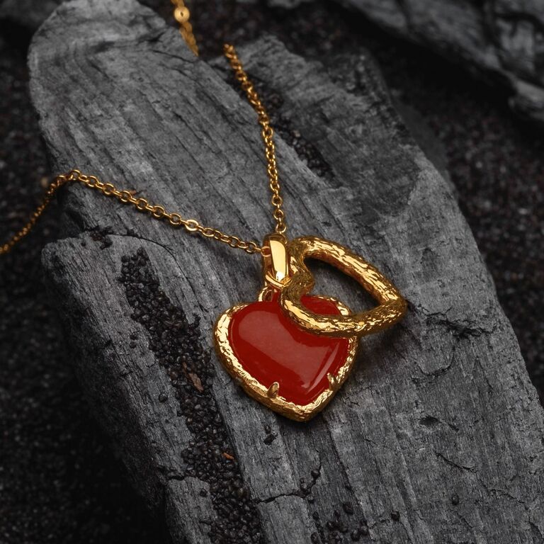 Collier "Collier Amorance" avec un pendentif en calc&eacute;doine en forme de c&oelig;ur avec un motif en or textur&eacute; sur une cha&icirc;ne fine.