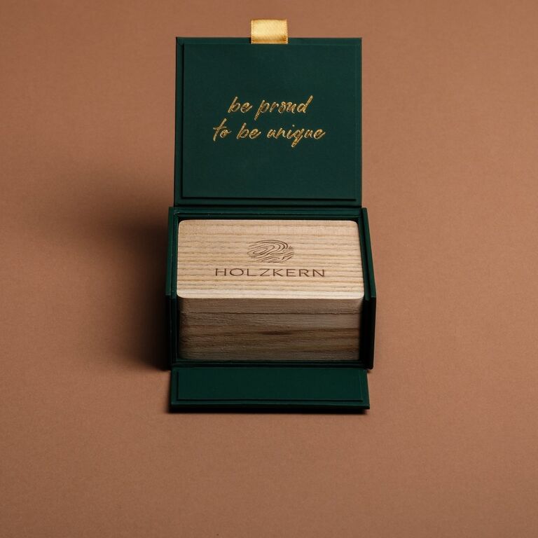 "Geschenkbox Ringen", een stijlvolle houten geschenkdoos voor ringen in een elegant groen design met gouden letters.