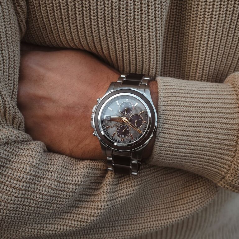 "Cairo" watch with a maple and marble finish, featuring a classic and sophisticated design.