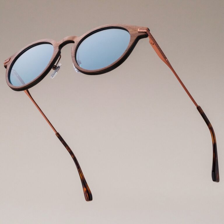"The Maverick" zonnebril in walnoot en brons met een strak, modern design.